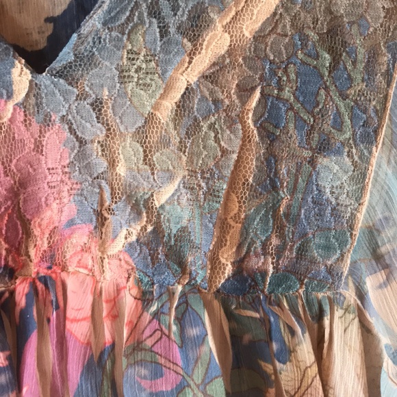 Lace floral screen print blouse - Picture 4 of 6